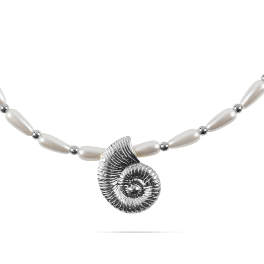 Χειροποίητο κολιέ choker με πέρλες και κρεμαστό κοχύλι Mar and Mar Nucella Silver από ανοξείδωτο ατσάλι