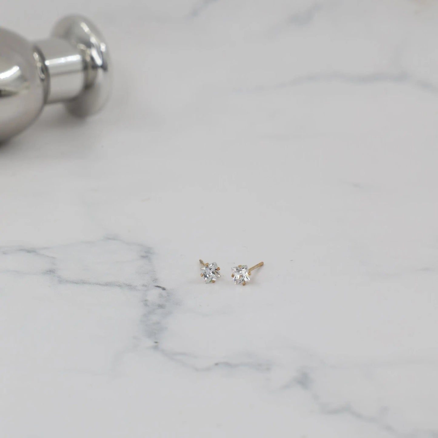 Σκουλαρίκια καρφωτά με ζιργκόν Mar & Mar Dimen Cube Studs από ανοξείδωτο ατσάλι