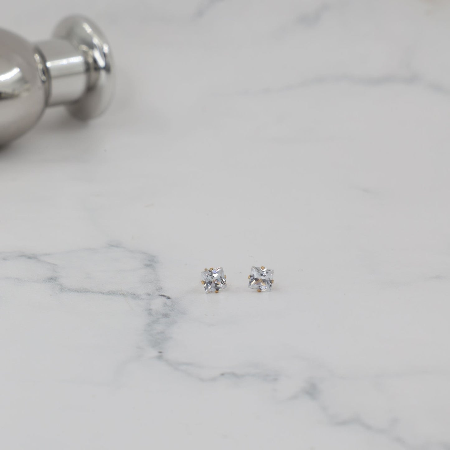 Σκουλαρίκια καρφωτά με ζιργκόν Mar and Mar Dimen Cube Studs από ανοξείδωτο ατσάλι