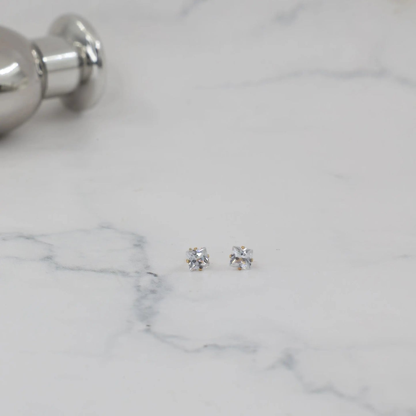 Σκουλαρίκια καρφωτά με ζιργκόν Mar & Mar Dimen Cube Studs από ανοξείδωτο ατσάλι