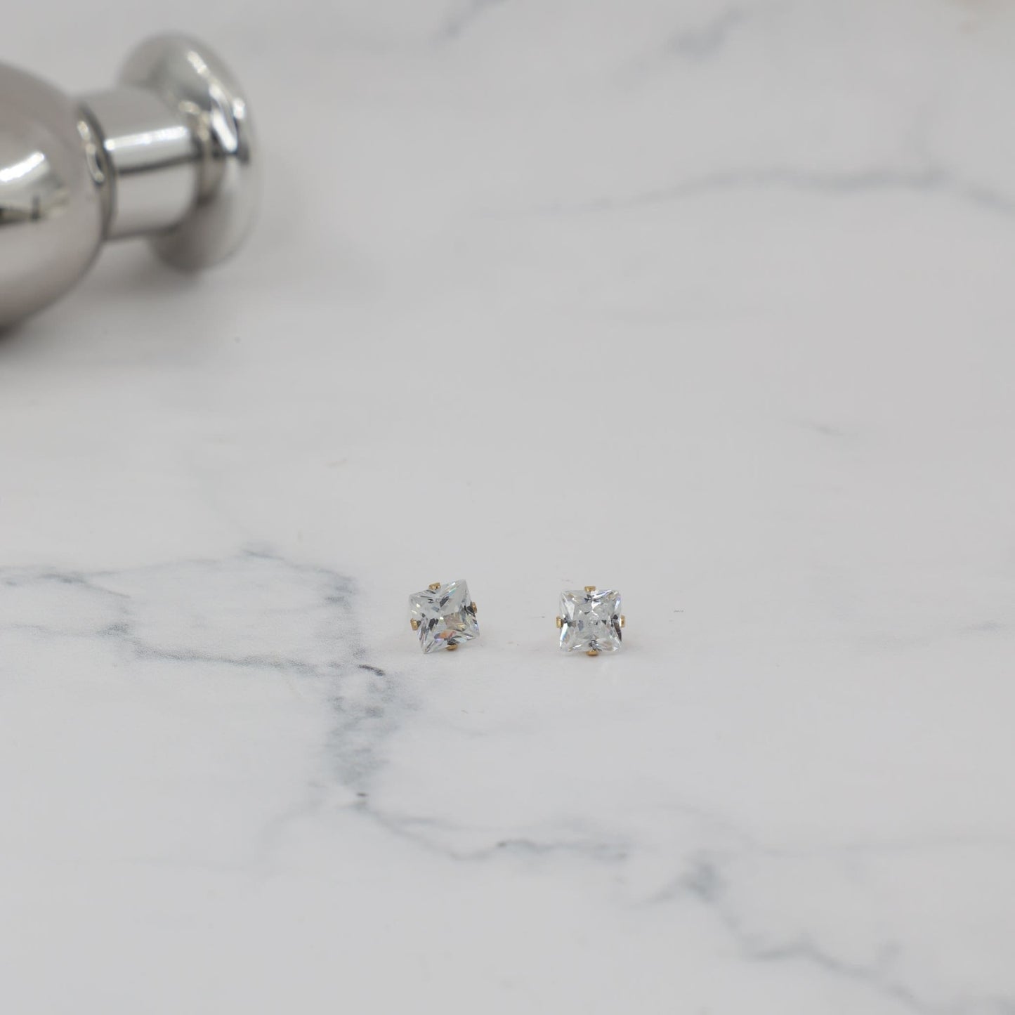 Σκουλαρίκια καρφωτά με ζιργκόν Mar and Mar Dimen Cube Studs από ανοξείδωτο ατσάλι