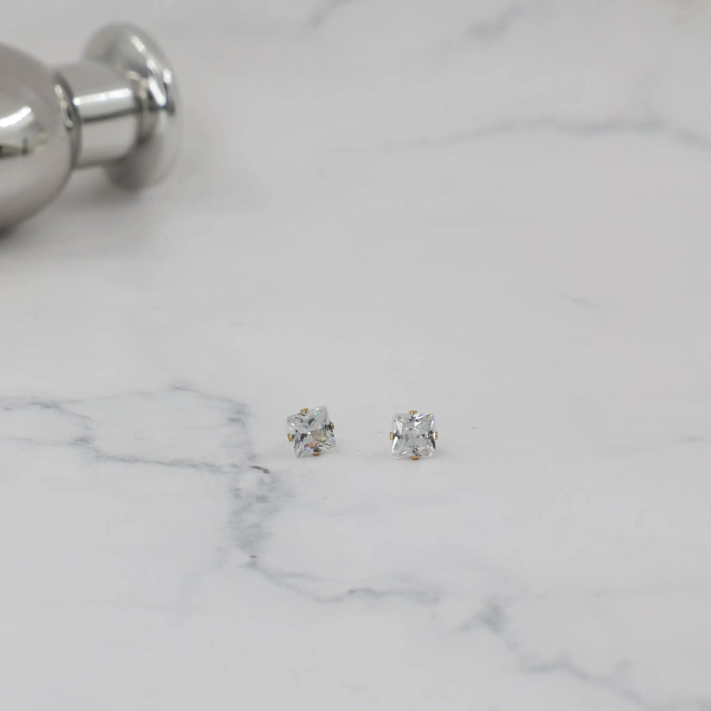Σκουλαρίκια καρφωτά με ζιργκόν Mar & Mar Dimen Cube Studs από ανοξείδωτο ατσάλι