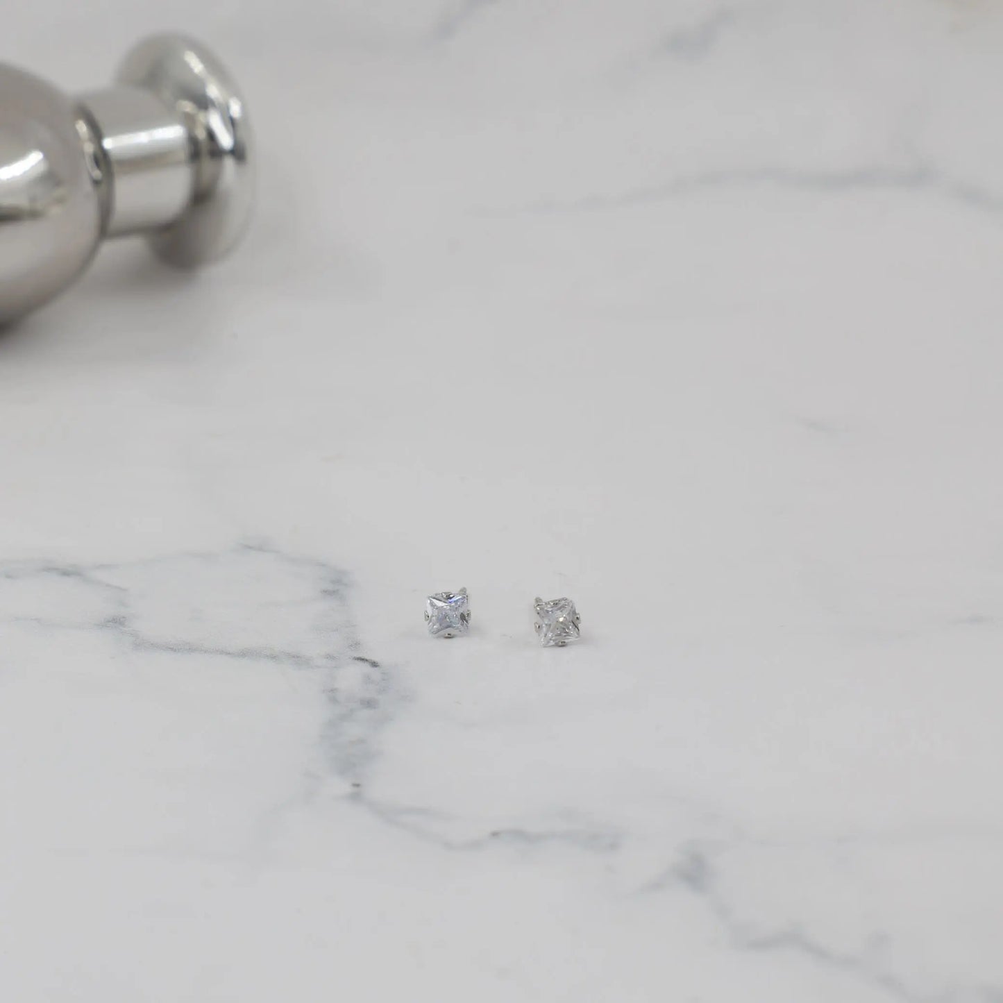 Σκουλαρίκια καρφωτά με ζιργκόν Mar & Mar Dimen Cube Studs από ανοξείδωτο ατσάλι