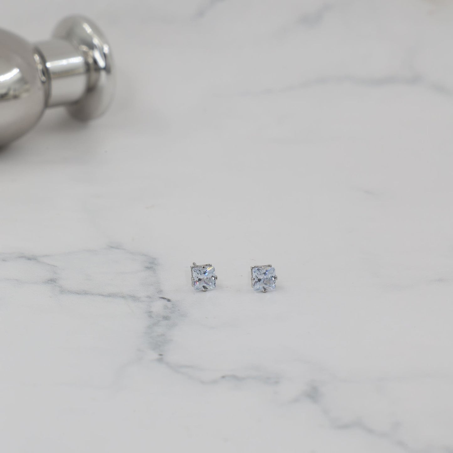 Σκουλαρίκια καρφωτά με ζιργκόν Mar and Mar Dimen Cube Studs από ανοξείδωτο ατσάλι
