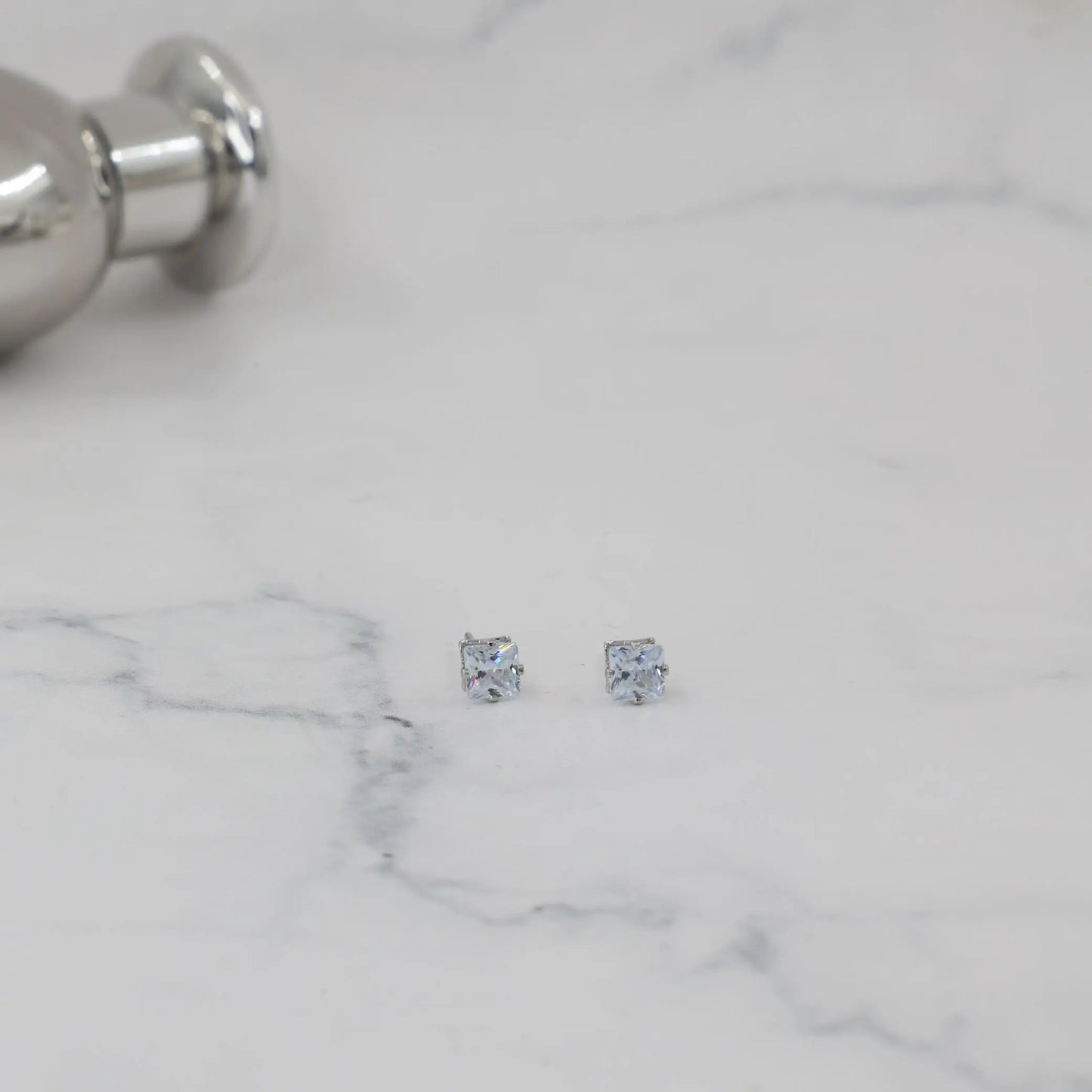 Σκουλαρίκια καρφωτά με ζιργκόν Mar & Mar Dimen Cube Studs από ανοξείδωτο ατσάλι