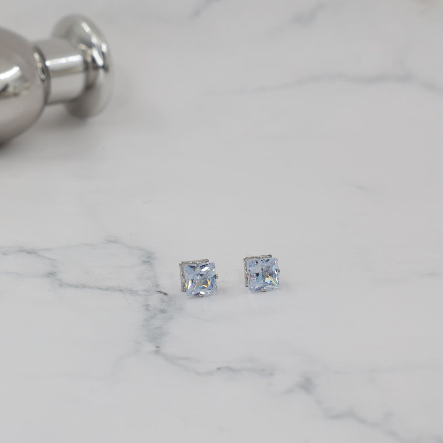 Σκουλαρίκια καρφωτά με ζιργκόν Mar and Mar Dimen Cube Studs από ανοξείδωτο ατσάλι