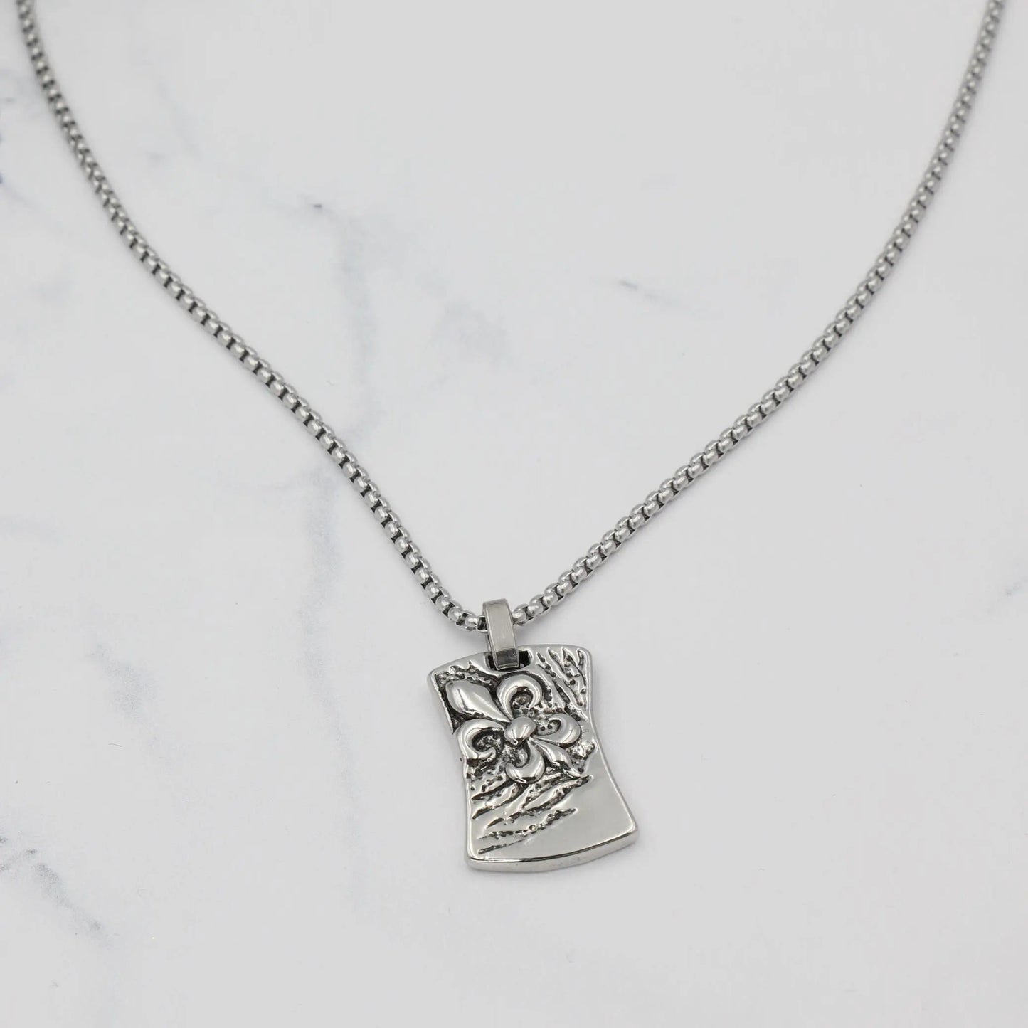 Κολιέ με σχέδιο Fleur de lis Mar & Mar Fleur de Lis Tab από ανοξείδωτο ατσάλι