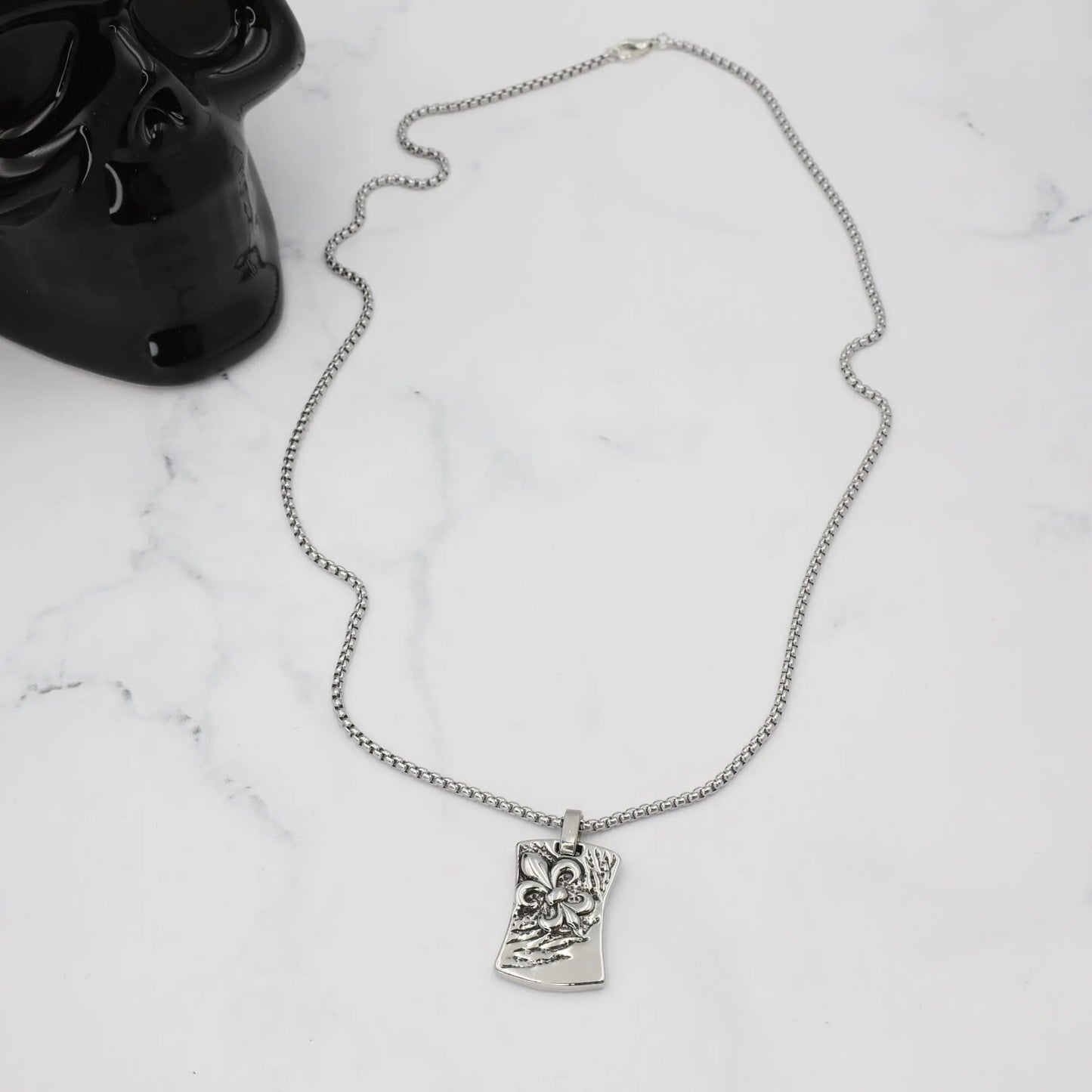 Κολιέ με σχέδιο Fleur de lis Mar & Mar Fleur de Lis Tab από ανοξείδωτο ατσάλι