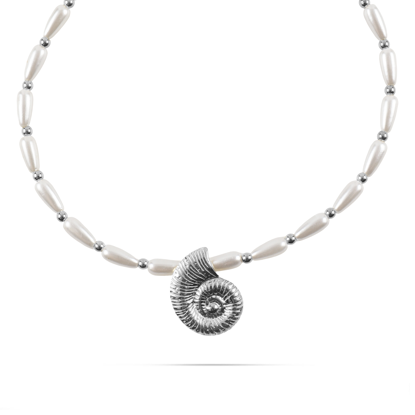 Χειροποίητο κολιέ choker με πέρλες και κρεμαστό κοχύλι Mar and Mar Nucella Silver από ανοξείδωτο ατσάλι