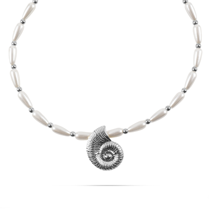 Χειροποίητο κολιέ choker με πέρλες και κρεμαστό κοχύλι Mar and Mar Nucella Silver από ανοξείδωτο ατσάλι