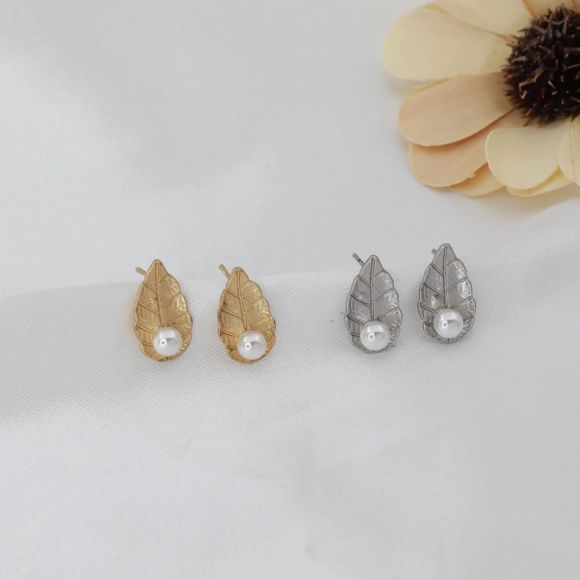 Σκουλαρίκια καρφωτά φύλλο με πέρλα Leaf Pearl