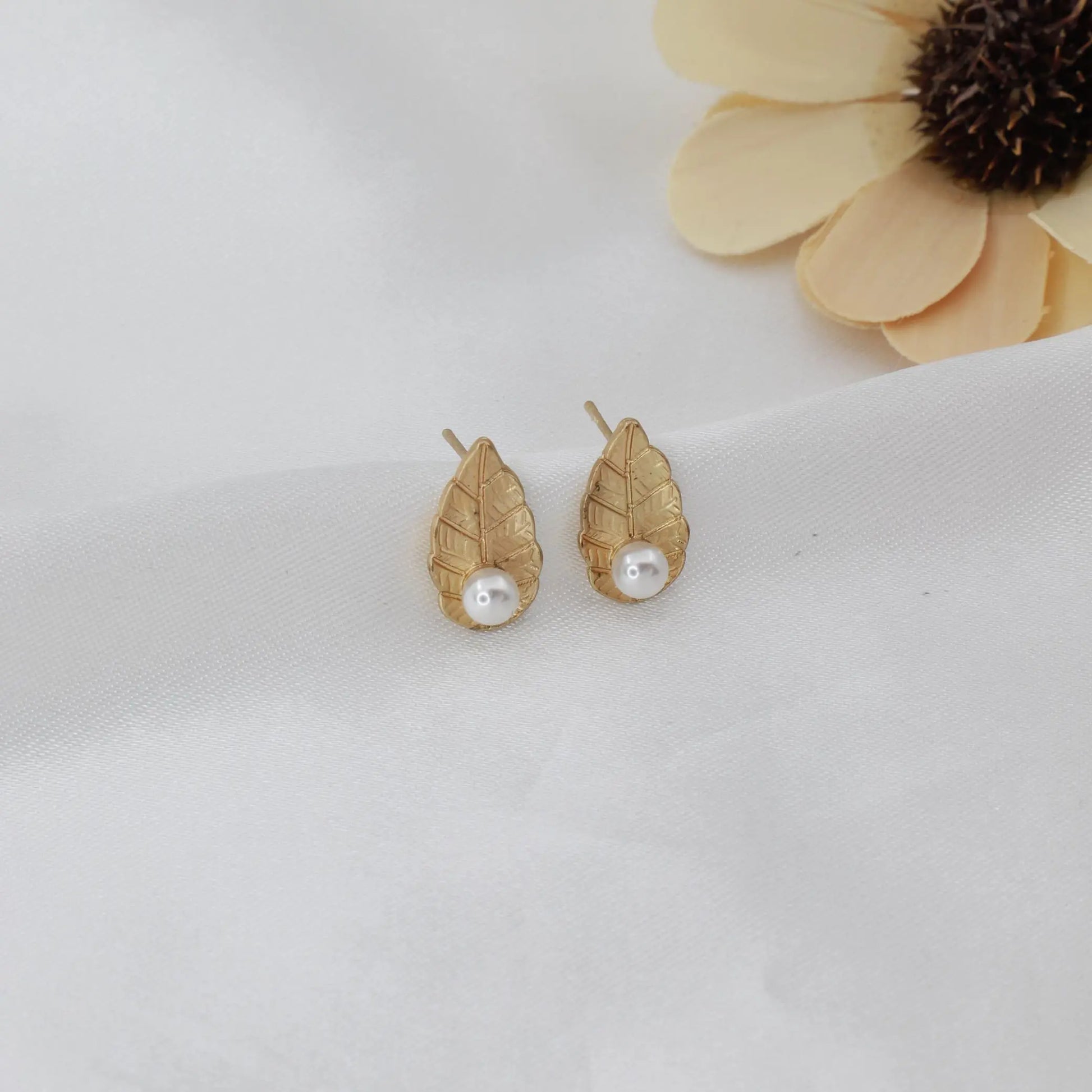 Σκουλαρίκια καρφωτά φύλλο με πέρλα Leaf Pearl