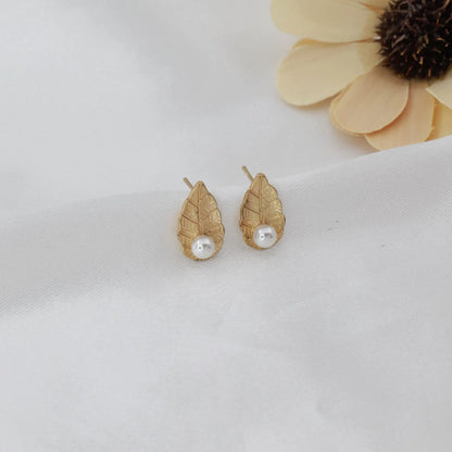 Σκουλαρίκια καρφωτά φύλλο με πέρλα Leaf Pearl