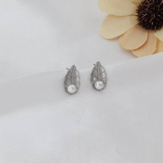 Σκουλαρίκια καρφωτά φύλλο με πέρλα Leaf Pearl