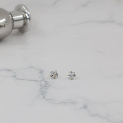 Σκουλαρίκια καρφωτά με ζιργκόν Mar and Mar Dimen Cube Studs από ανοξείδωτο ατσάλι