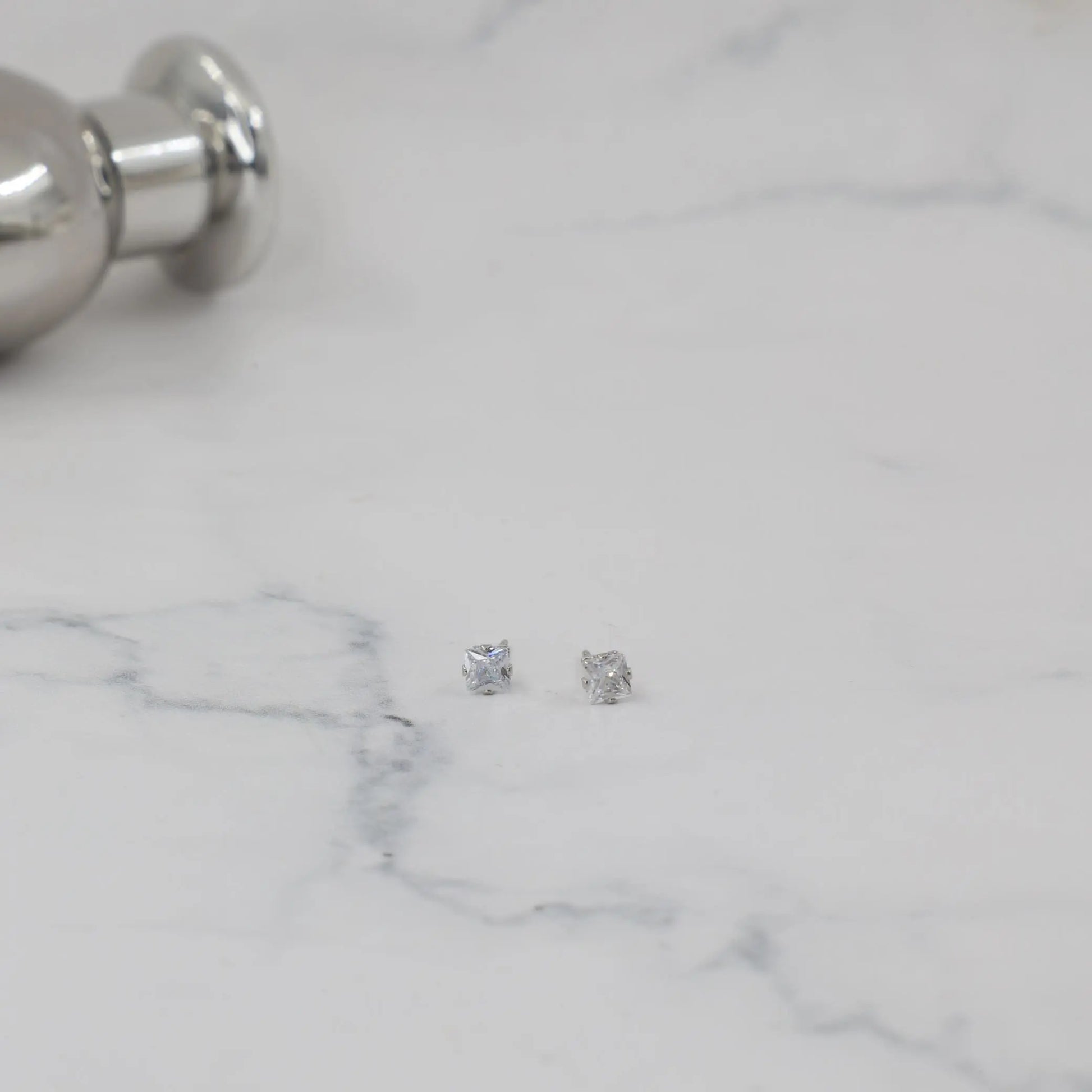 Σκουλαρίκια καρφωτά με ζιργκόν Mar &amp; Mar Dimen Cube Studs από ανοξείδωτο ατσάλι