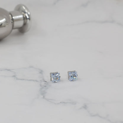 Σκουλαρίκια καρφωτά με ζιργκόν Mar and Mar Dimen Cube Studs από ανοξείδωτο ατσάλι
