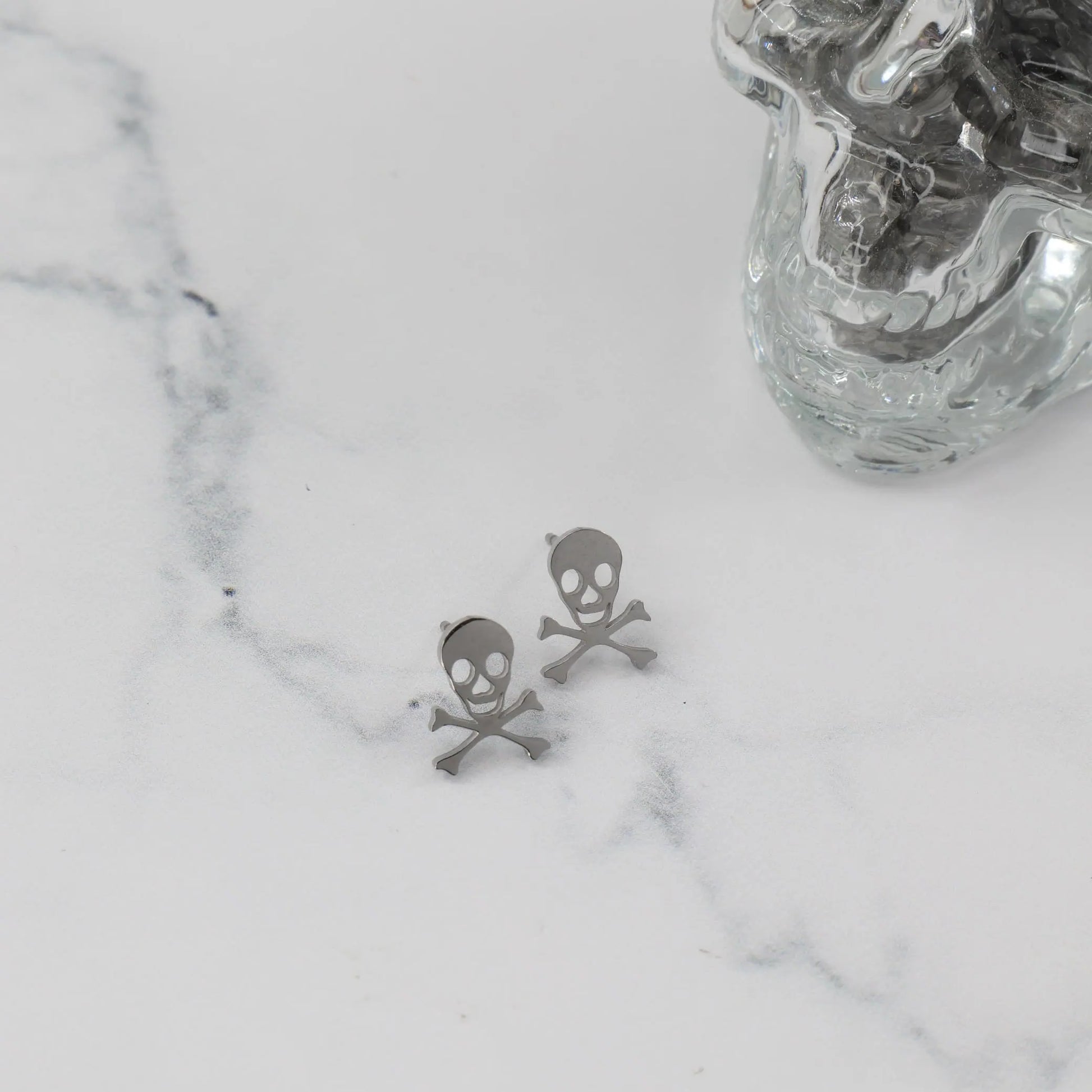 Σκουλαρίκια καρφωτά με νεκροκεφαλή Mar &amp; Mar Skull από ανοξείδωτο ατσάλι